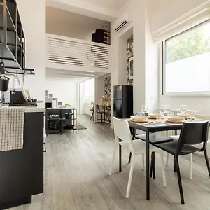 https://navigli-chic-and-sophisticated-home-in-milan.it-lombardy.com